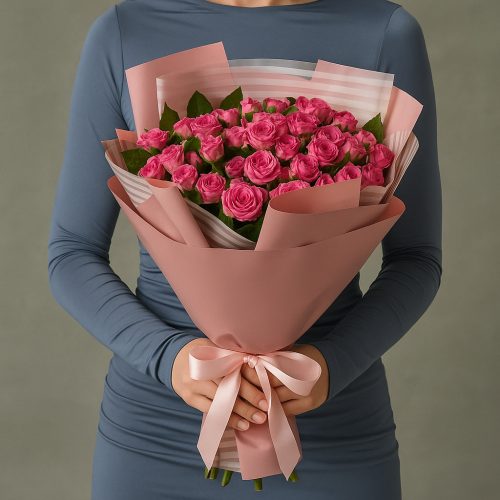 Букет кустовых малиновых роз «Малиновая элегантность»