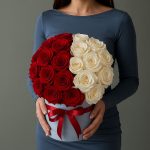 Коробки с красными цветами